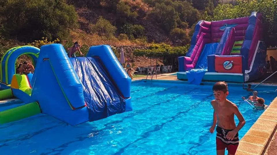 Alquiler de hinchables acuáticos verano en serveis festius